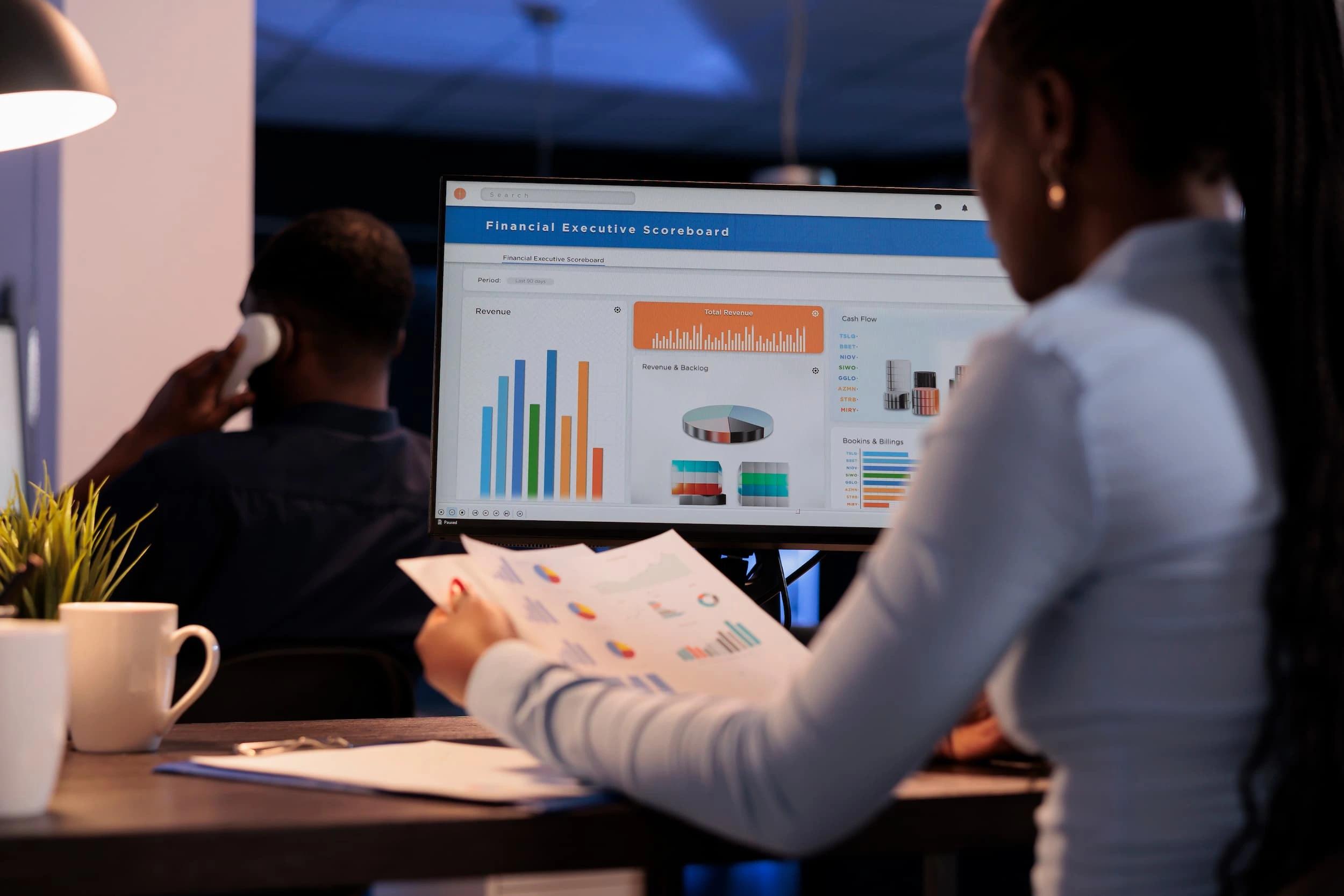 Fachkraft analysiert ein BI-Dashboard mit Erkenntnissen zu Verträgen, Kredit- und Risikomanagement