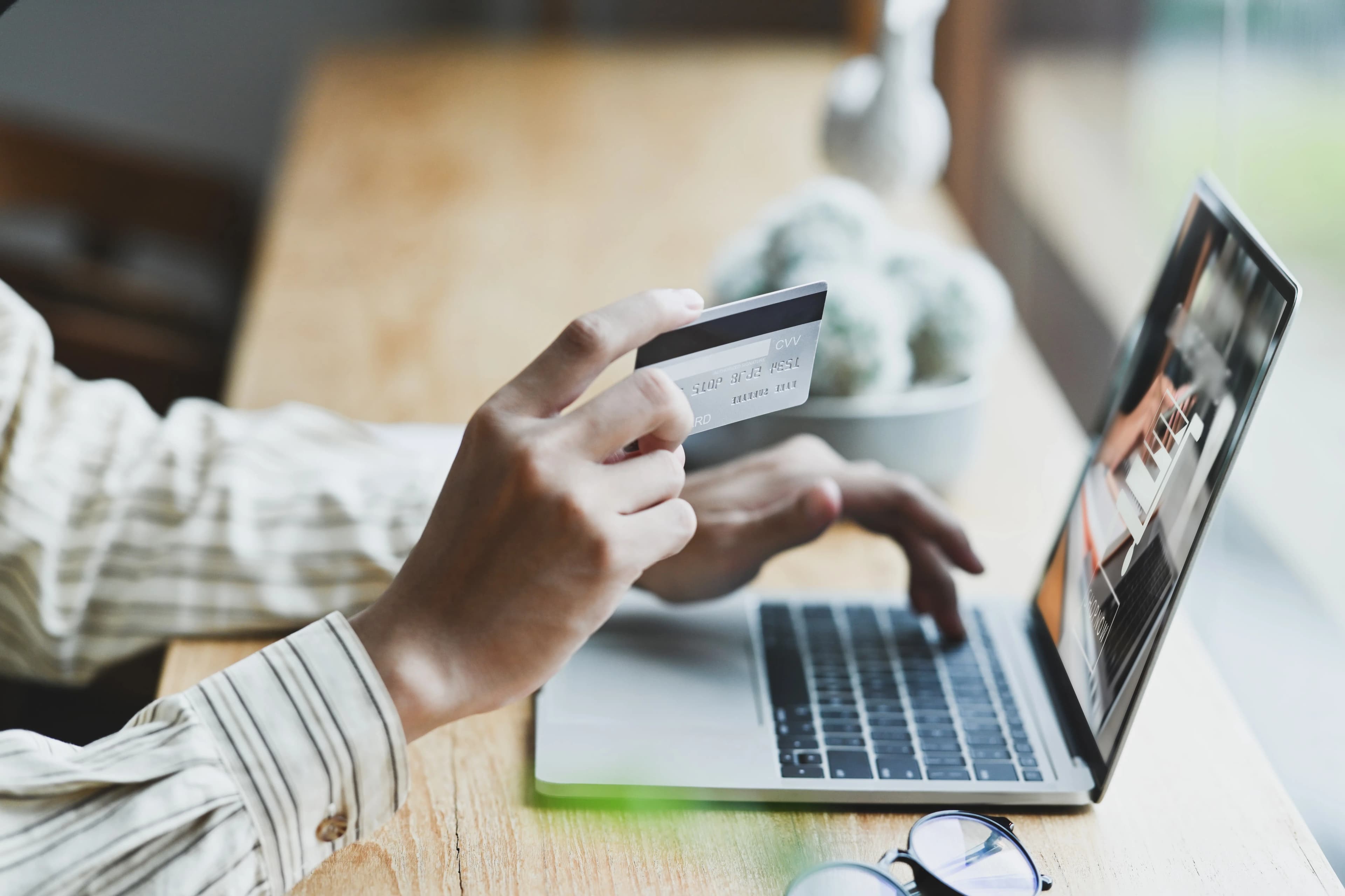 Digital banking transaction with credit card on laptop illustrating trusted digital solutions and AI innovation for Swiss banks and modern banking services. 