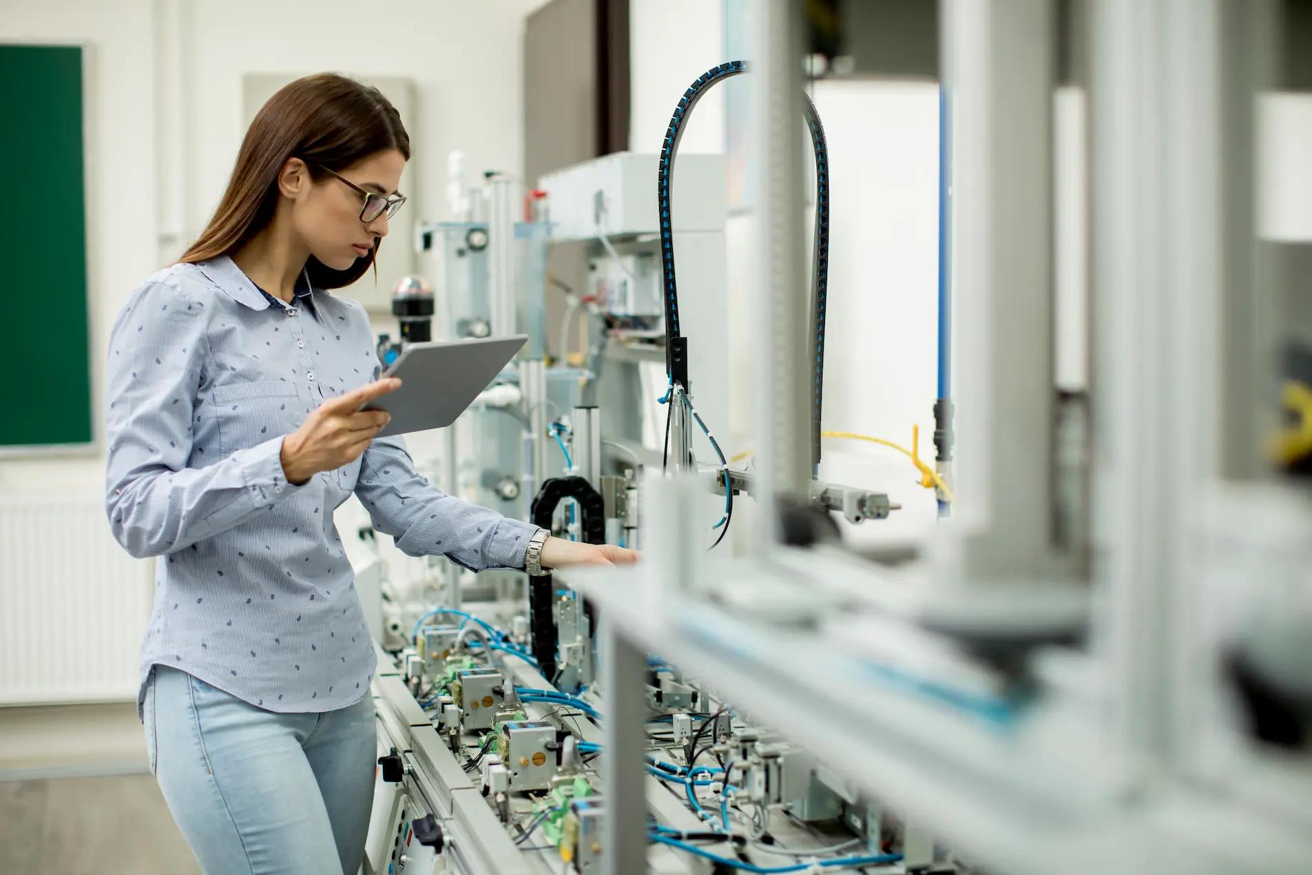 young-woman-with-digital-tablet-in-the-electronics