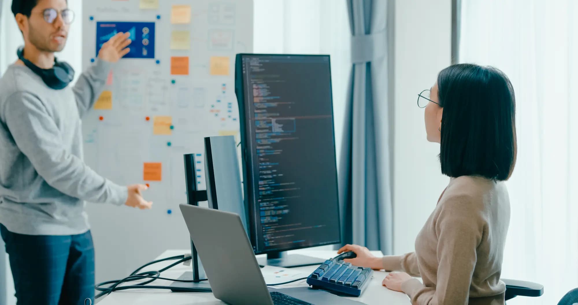 Software engineers collaborating on solution architecture and business analysis, designing enterprise applications and AI-powered software solutions at ELCA.