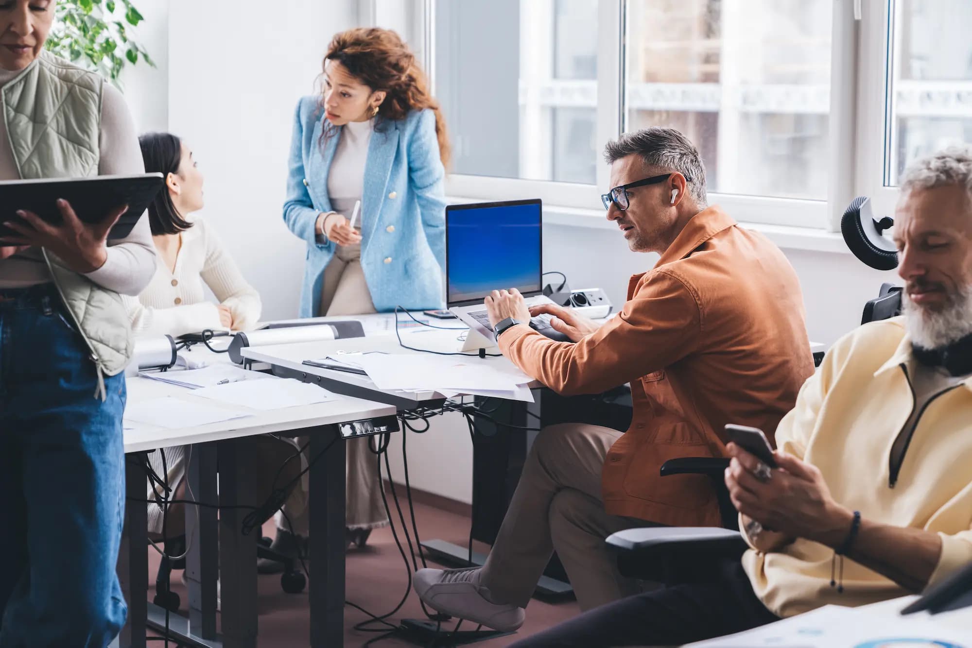 Agile development team collaborating in a modern office, illustrating ELCAgile delivery approach based on Scrum and SAFe frameworks for iterative software development.